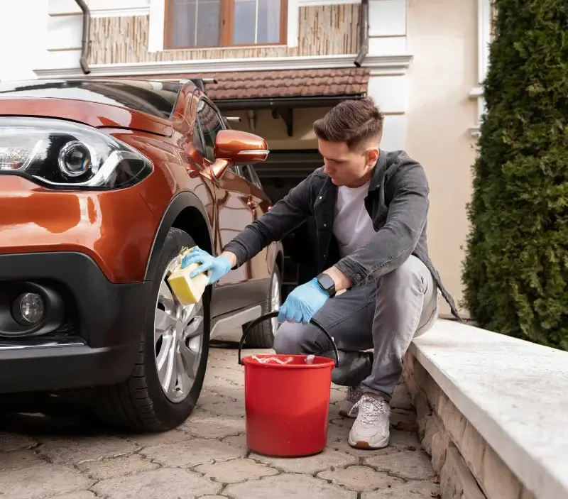 Lavage auto à domicile Montigny-sur-Chiers : professionnel intervenant sur un véhicule
